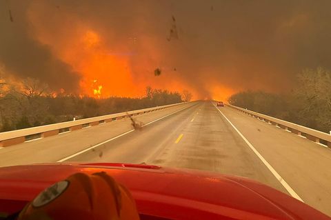 Auf das aktuell größte Feuer in Texas fahren diese Einsatzkräfte zu: das Smokehouse-Creek-Feuer umfasst schätzungsweise 500.000 Hektar und hat für Evakuierungen gesorgt