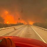 Auf das aktuell größte Feuer in Texas fahren diese Einsatzkräfte zu: das Smokehouse-Creek-Feuer umfasst schätzungsweise 500.000 Hektar und hat für Evakuierungen gesorgt
