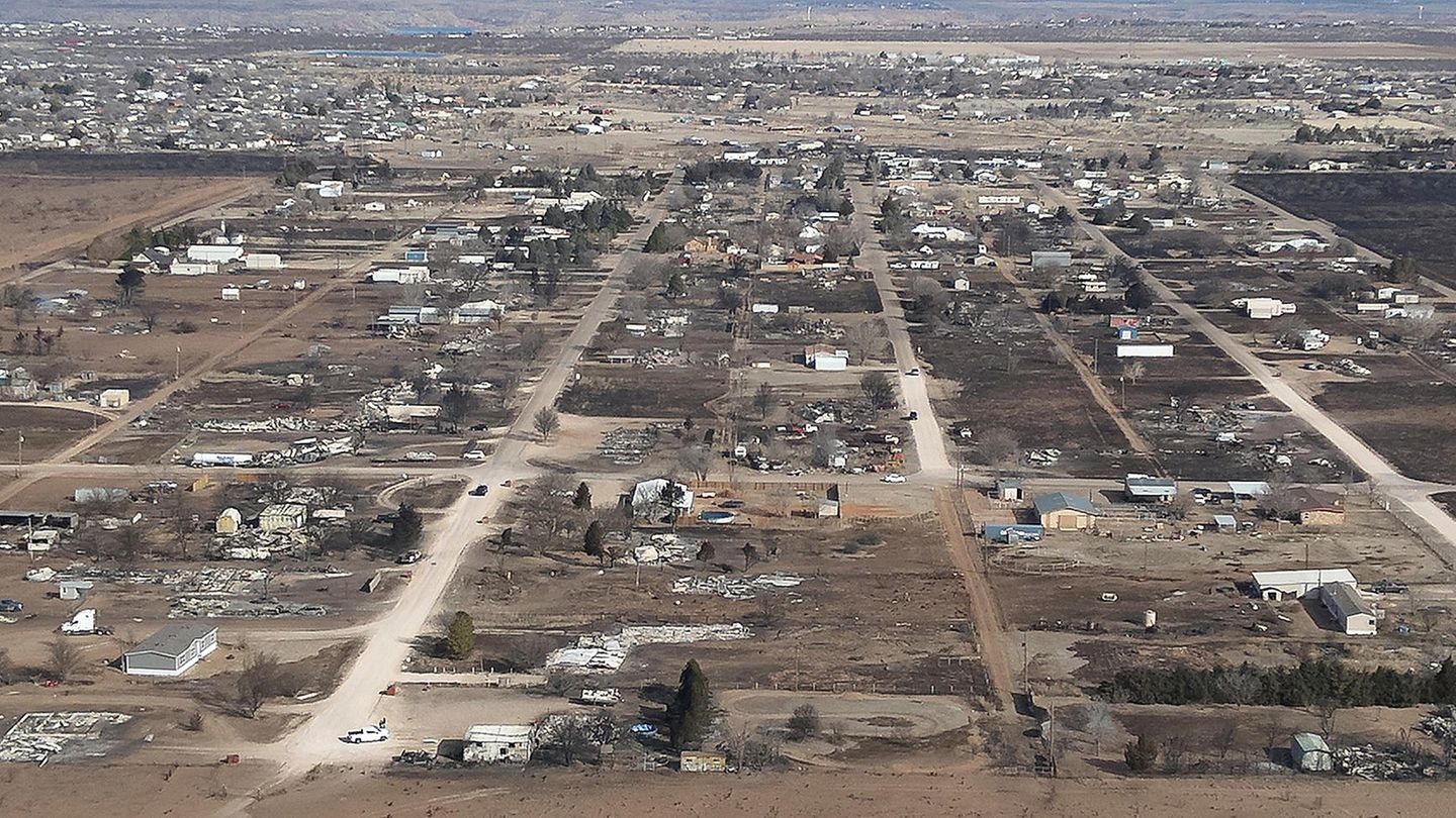 Eine Luftaufnahme zeigt, was das Feuer in Borger, Hutchinson County, angerichtet hat. Im benachbarten Stinnett ist laut Behörden eine 83-Jährige ums Leben gekommen 