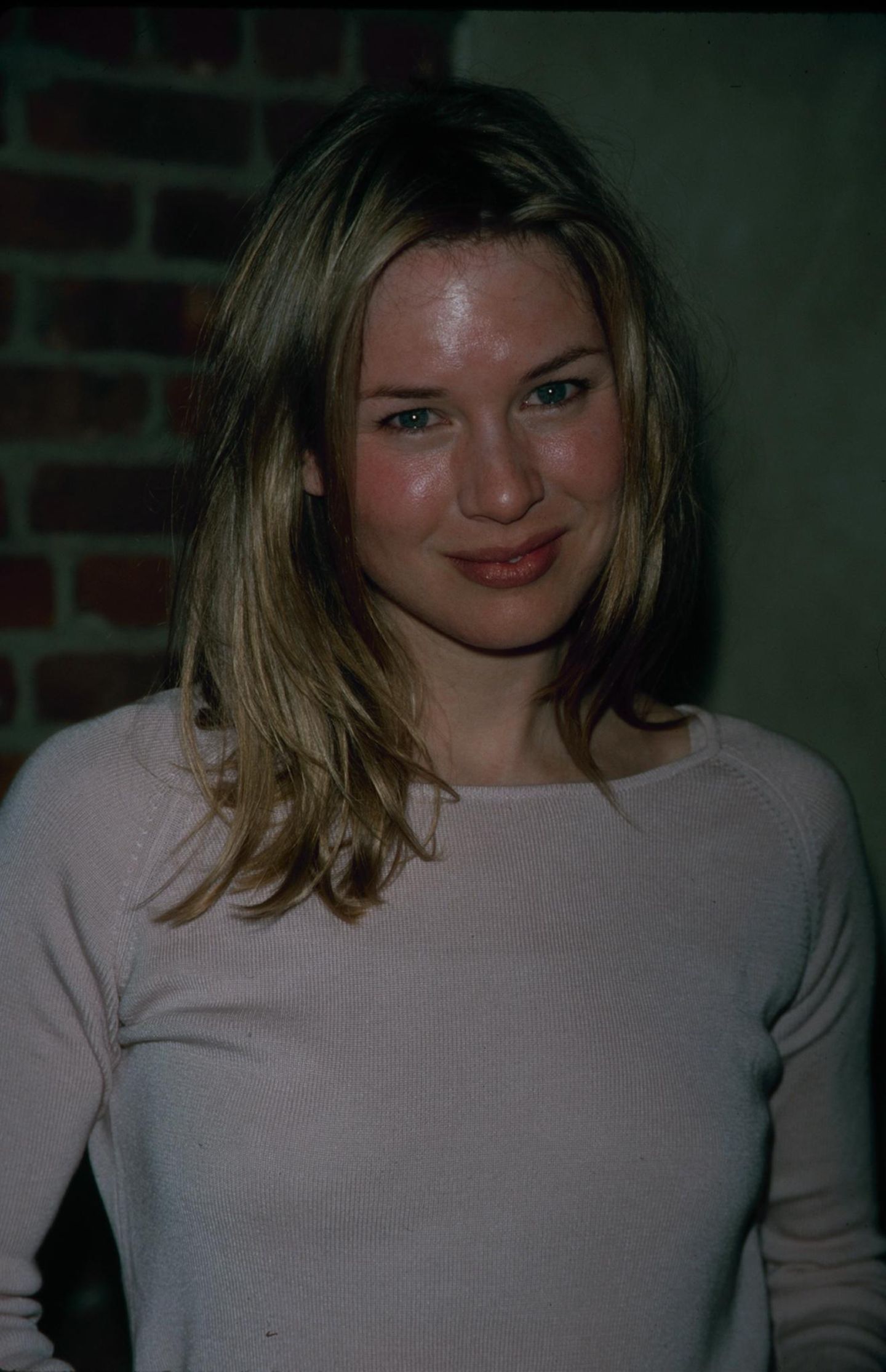 Schauspielerin: Geboren wird Zellweger 1969 in Houston als Tochter einer Norwegerin und eines Schweizers. Bereits an der High School interessiert sie sich für das Schauspiel, ist jedoch auch als Cheerleaderin sowie im Sport-Team der Schule aktiv. Nach ihrem Abschluss geht sie nach Austin, um hier Englische Literatur zu studieren – mit dem eigentlich Ziel, nach dem College-Abschluss nach Los Angeles zu ziehen, um es dort mit einer Schauspielkarriere zu versuchen. Schon während ihrer Zeit in Texas sammelt sie erste Schauspielerfahrungen mit kleinen Rollen, zum Beispiel in der Miniserie "Murder in the Heartland". Geboren wird Zellweger 1969 in Houston als Tochter einer Norwegerin und eines Schweizers. Bereits an der High School interessiert sie sich für das Schauspiel, ist jedoch auch als Cheerleaderin sowie im Sport-Team der Schule aktiv. Nach ihrem Abschluss geht sie nach Austin, um hier Englische Literatur zu studieren – mit dem eigentlich Ziel, nach dem College-Abschluss nach Los Angeles zu ziehen, um es dort mit einer Schauspielkarriere zu versuchen. Schon während ihrer Zeit in Texas sammelt sie erste Schauspielerfahrungen mit kleinen Rollen, zum Beispiel in der Miniserie "Murder in the Heartland".