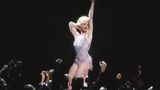 Glorreich geht es für die damals 33-Jährige weiter. 2002 spielt Zellweger an der Seite von Catherine Zeta-Jones und Richard Gere die Hauptrolle in Rob Marshalls 13-fach Oscar-nominiertem Musicalfilm“ Chicago“. In der Rolle der Roxie Hart, die für Erfolg, Ruhm und Glorie alles tun würde und auch vor hinterlistigen Lügen nicht zurückschreckt, sieht man sie erstmals von einer ganz neuen Seite. Ihre Vielseitigkeit wird belohnt: Sie gewinnt den Golden Globe als beste Darstellerin und erhält darüber hinaus auch eine Oscarnominierung. 