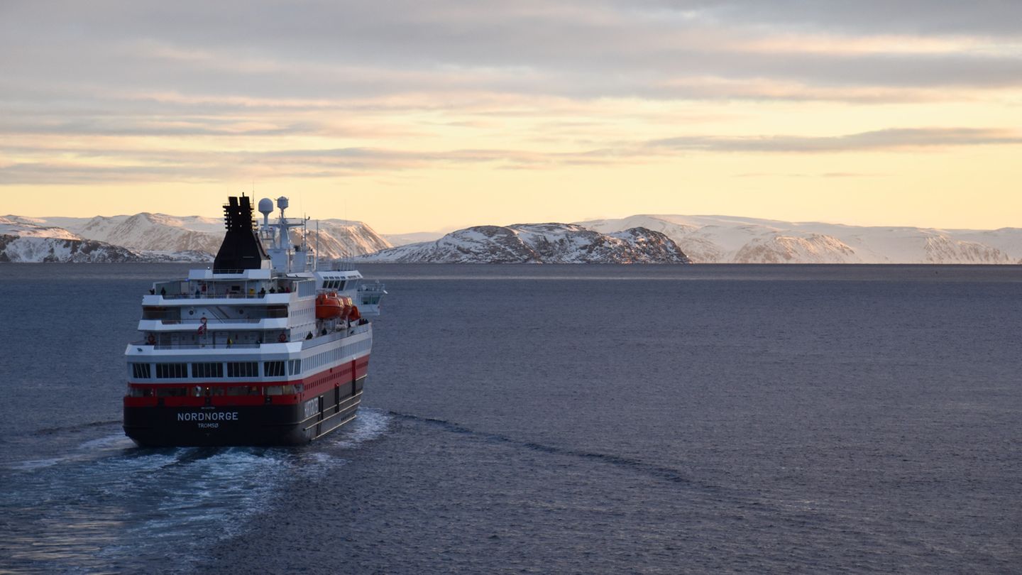 Längst hatte die "Nordnorge" von Hurtigruten AS in Havøysund Platz gemacht und nimmt in Gegenrichtung Fahrt auf. Die tägliche Begegnung der Postschiffe wird vom dreimaligen Betätigen des Nebelhorns begleitet. Das nach Norden fahrende Schiff grüßt zuerst, das nach Süden schippernde antwortet daraufhin.