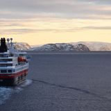 Längst hatte die "Nordnorge" von Hurtigruten AS in Havøysund Platz gemacht und nimmt in Gegenrichtung Fahrt auf. Die tägliche Begegnung der Postschiffe wird vom dreimaligen Betätigen des Nebelhorns begleitet. Das nach Norden fahrende Schiff grüßt zuerst, das nach Süden schippernde antwortet daraufhin.