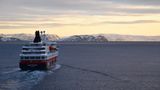 Längst hatte die "Nordnorge" von Hurtigruten AS in Havøysund Platz gemacht und nimmt in Gegenrichtung Fahrt auf. Die tägliche Begegnung der Postschiffe wird vom dreimaligen Betätigen des Nebelhorns begleitet. Das nach Norden fahrende Schiff grüßt zuerst, das nach Süden schippernde antwortet daraufhin.