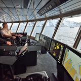 Für das Personal auf der Brücke dauert eine Schicht zwölf Stunden. Die nautischen Offiziere absolvieren nach ihrem Kapitänspatent eine dreijährige Zusatzausbildung auf der Postschiffroute. Mit ihrer detaillierten Kenntnis der Gewässer muss kein Lotse mehr zusteigen. 