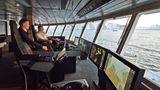 Für das Personal auf der Brücke dauert eine Schicht zwölf Stunden. Die nautischen Offiziere absolvieren nach ihrem Kapitänspatent eine dreijährige Zusatzausbildung auf der Postschiffroute. Mit ihrer detaillierten Kenntnis der Gewässer muss kein Lotse mehr zusteigen. 
