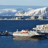Höhepunkt am zweiten Reisetag ist der Aufenthalt in Hammerfest, einer Stadt, die im Zweiten Weltkrieg von der deutschen Wehrmacht bei ihrem Abzug in Schutt und Asche gelegt wurde. Im Hintergrund wurde 2008 auf der Insel Melkøya eine Anlage zur Lagerung und Verflüssigung von Erdgas vom Erdgasfeld Snøhvitfeltet in Betrieb genommen.