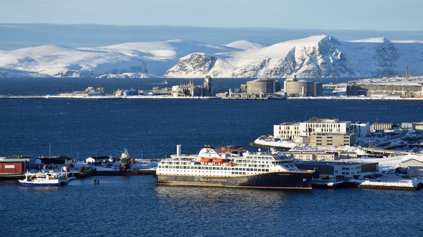 Höhepunkt am zweiten Reisetag ist der Aufenthalt in Hammerfest, einer Stadt, die im Zweiten Weltkrieg von der deutschen Wehrmacht bei ihrem Abzug in Schutt und Asche gelegt wurde. Im Hintergrund wurde 2008 auf der Insel Melkøya eine Anlage zur Lagerung und Verflüssigung von Erdgas vom Erdgasfeld Snøhvitfeltet in Betrieb genommen.
