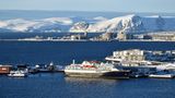 Höhepunkt am zweiten Reisetag ist der Aufenthalt in Hammerfest, einer Stadt, die im Zweiten Weltkrieg von der deutschen Wehrmacht bei ihrem Abzug in Schutt und Asche gelegt wurde. Im Hintergrund wurde 2008 auf der Insel Melkøya eine Anlage zur Lagerung und Verflüssigung von Erdgas vom Erdgasfeld Snøhvitfeltet in Betrieb genommen.