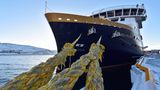 Vertäut am Kai von Hammerfest: Die "Havila Polaris" und ihre drei baugleichen Schwesterschiffe sind 124 Meter lang, haben neun Decks, bieten 179 Kabinen und werden umweltfreundlich mit Flüssigerdgas (LNG) angetrieben.