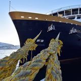 Vertäut am Kai von Hammerfest: Die "Havila Polaris" und ihre drei baugleichen Schwesterschiffe sind 124 Meter lang, haben neun Decks, bieten 179 Kabinen und werden umweltfreundlich mit Flüssigerdgas (LNG) angetrieben.