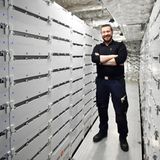 "Marinediesel wird nur für die Notstromaggregate gebunkert", sagt der leitende Schiffsingenieur Thorleif Bjørknes. Er steht in dem Raum mit den "Battery Packs", die 86 Tonnen wiegen. In den Lithium-Ionen-Akkus von Corvus wird überschüssige Energie gespeichert, die während der Fahrt entsteht. Bis zu vier Stunden können die Havila-Schiffe emissionsfrei fahren. 