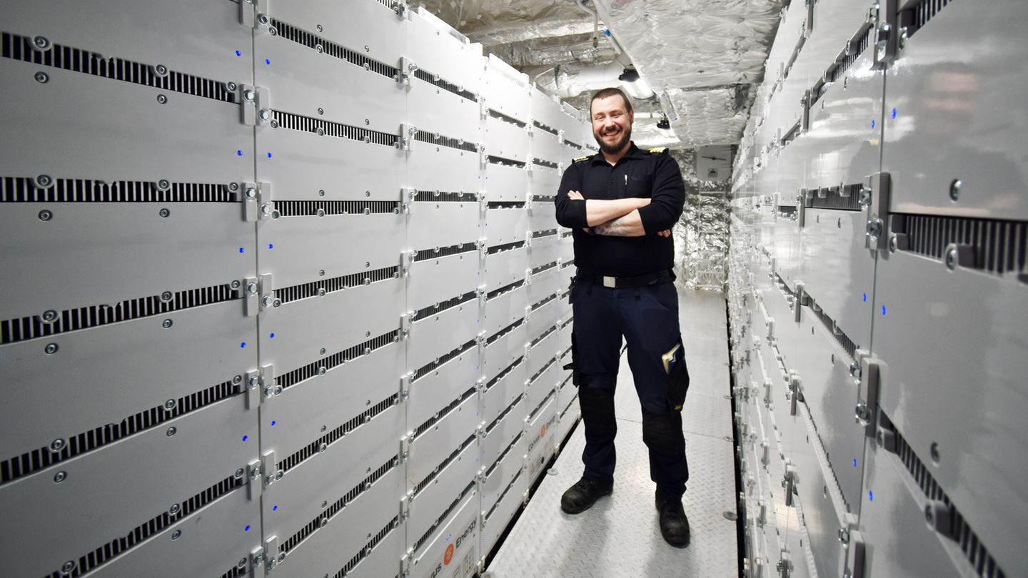"Marinediesel wird nur für die Notstromaggregate gebunkert", sagt der leitende Schiffsingenieur Thorleif Bjørknes. Er steht in dem Raum mit den "Battery Packs", die 86 Tonnen wiegen. In den Lithium-Ionen-Akkus von Corvus wird überschüssige Energie gespeichert, die während der Fahrt entsteht. Bis zu vier Stunden können die Havila-Schiffe emissionsfrei fahren. 
