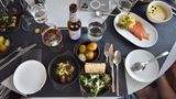 Im Gegensatz zu Hurtigruten gibt es kein Büfett-Restaurant. Im "Havrand" auf Deck 6 werden alle Mahlzeiten à la carte serviert: Die Gäste wählen von der Karte Gerichte wie "Klippfisch aus Sunnmøre" oder "Rosa grilliertes Rentierfilet" aus, die auf kleinen Tellern in Tapas-Portionen aufgetischt werden. Dieses Essenskonzept sorgt für mehr Ruhe im Raum und reduziert die auf Kreuzfahrtschiffen häufig anzutreffende Lebensmittelverschwendung.