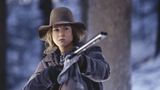 Mit dem Oscar klappt es erst zwei Jahre später. Als beste Nebendarstellerin wird sie für ihren Auftritt in „Unterwegs nach Cold Mountain“ ausgezeichnet. In dem Kriegsfilm geht es um einen Soldaten der Konföderierten, der während des Sezessionskriegs desertiert und sich auf den Heimweg macht. Zellweger spielt dabei die Freundin der Frau des Soldaten, die zusammen mit dieser deren Farm bewirtschaftet. Nachdem sie für die Dreharbeiten an dem Film und weiteren Produktionen fast zwei Jahre unterwegs war, sagt Zellweger damals, sie hätte tatsächlich kurzzeitig vergessen, wo sie wohne.  