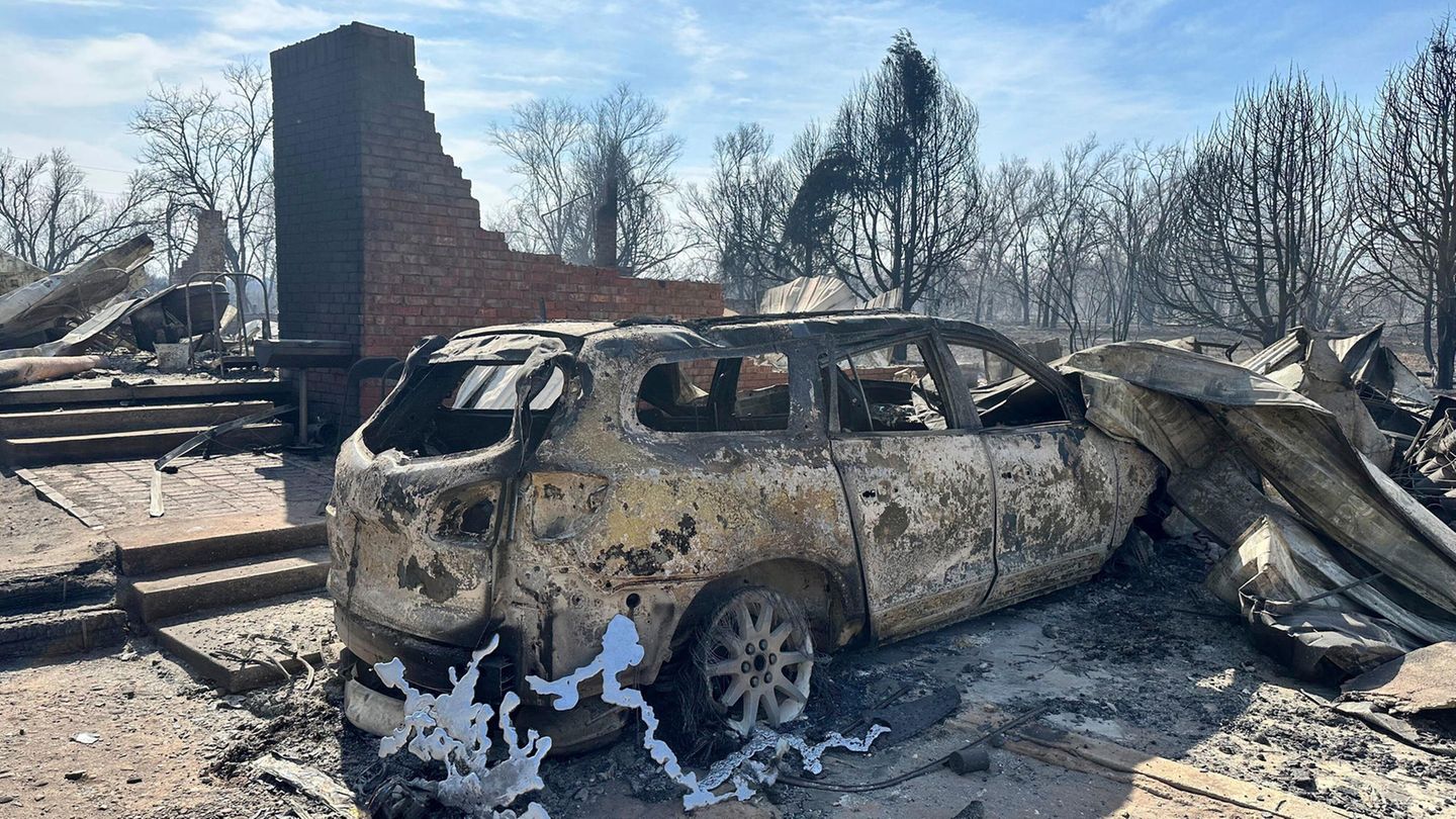 Wie sind die Menschen, die in diesem Haus in Canadian gelebt haben, dem Feuer entkommen? Man kann nur hoffen, dass sie ein anderes Auto genommen haben und nur das zurückgelassene ein Raub der Flammen wurde