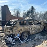 Wie sind die Menschen, die in diesem Haus in Canadian gelebt haben, dem Feuer entkommen? Man kann nur hoffen, dass sie ein anderes Auto genommen haben und nur das zurückgelassene ein Raub der Flammen wurde