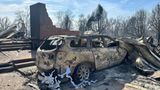 Wie sind die Menschen, die in diesem Haus in Canadian gelebt haben, dem Feuer entkommen? Man kann nur hoffen, dass sie ein anderes Auto genommen haben und nur das zurückgelassene ein Raub der Flammen wurde
