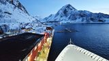 Am Nachmittag des zweiten Tages werden am Kai von Øksfjord innerhalb einer Viertelstunde einige Waren ausgetauscht. Nur wenige norwegische Gäste gehen an Bord, die die kurze Strecke bis Tromsø mitfahren.