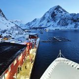 Am Nachmittag des zweiten Tages werden am Kai von Øksfjord innerhalb einer Viertelstunde einige Waren ausgetauscht. Nur wenige norwegische Gäste gehen an Bord, die die kurze Strecke bis Tromsø mitfahren.
