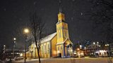 Der mitternächtliche Aufenthalt in Tromsø reicht für einen Stadtrundgang im Schneetreiben – im Bild der aus Holz errichtete Dom. Mit der Lage 400 Kilometer über dem nördlichen Polarkreises war die Stadt früher der Ausgangspunkt von Arktisexpeditionen der Polarforscher Fridtjof Nansen und Roald Amundsen.