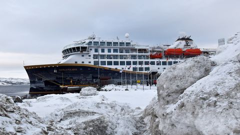 Gefrorene Gischt auf dunkelblauem Rumpf: Die „Havila Polaris“ liegt im Hafen von Kirkenes