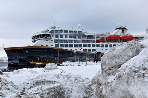Gefrorene Gischt auf dunkelblauem Rumpf: Die „Havila Polaris“ liegt im Hafen von Kirkenes