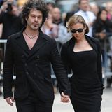 Auch wenn es karrieretechnisch astrein läuft, mit den Männern will es bei Zellweger nicht so wirklich klappen. Im Mai 2005 heiratet sie den Country-Sänger Kenny Chesney, lässt sich jedoch nur vier Monate später wieder scheiden. Erst vier Jahre später versucht sie es erneut mit einer Beziehung. Zwei Jahre ist sie mit Hollywood-Star Bradley Cooper liiert, im März gibt das Paar die Trennung bekannt. Ein Jahr darauf lernt Zellweger den Musiker Doyle Bramhall kennen und lieben. Mit ihm ist sie in ihrer längsten Beziehung, die beiden trennen sich 2019. Seit September 2021 ist Zellweger nun wieder in festen Händen: Ihren zehn Jahre jüngeren Freund Ant Anstead lernt die damals 51-Jährige bei Dreharbeiten kennen.   