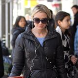 Auf Hochs folgen Tiefs. Wegen Depressionen zieht sich Zellweger kurz darauf überraschend aus der Öffentlichkeit zurück. Ganze sechs Jahre bleibt sie von der Bildfläche verschwunden. Dem „New York Magazine“ sagt sie hinterher: „Ich kümmerte mich nicht um mich selbst. Ich stand als letztes auf meiner Liste an Prioritäten.“   Dank Therapie, Medikamenten, Yoga und Sport findet Zellweger wieder zu sich zurück. Die Schauspielpause nutzt sie jedoch auch anderweitig. Während ihrer Auszeit beginnt sie, "International Law" zu studieren. Später erzählt sie: „Ich interessiere mich für Politik. Das ist eine meiner Lieblingsbeschäftigungen. Ich werde Sie auf einer Dinnerparty zu Tode langweilen, das werde ich wirklich." Hier sieht man Zellweger kurz nach der Trennung von Cooper im Jahr 2011. 