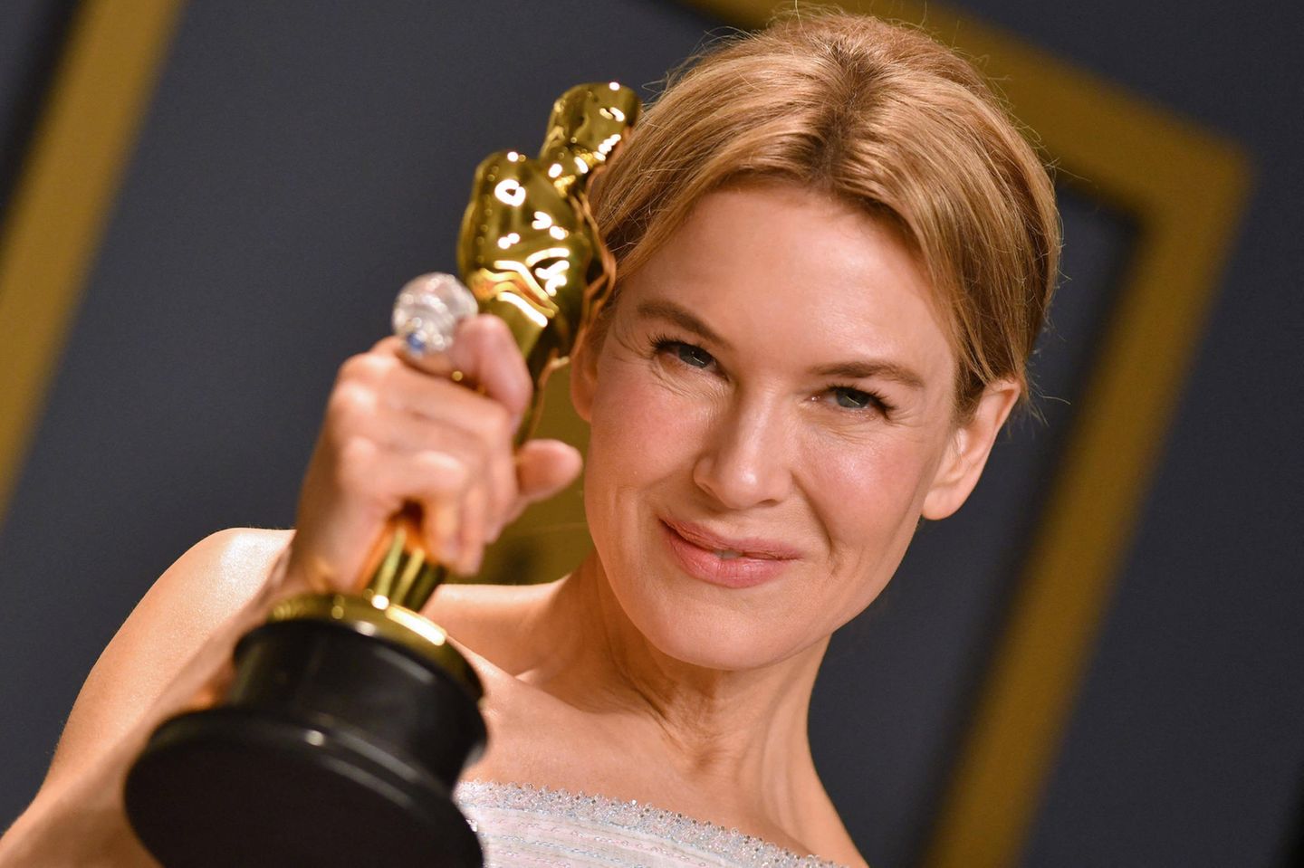 Schauspielerin: 2019 stellt einen Meilenstein in Zellwegers Karriere dar. In der Filmbiografie "Judy" von Rupert Goold spielt sie die Schauspielerin und Sängerin Judy Garland. Für die Rolle befasst sich Zellweger intensivst mit der Vergangenheit des Filmstars, singt sogar zum ersten Mal überhaupt live vor einer Kamera. Ihre Darbietung wird in höchsten Tönen gelobt und als ihr großes Comeback im Schauspiel-Business bezeichnet. 2020 darf sie sich nicht nur über ihren zweiten Oscar freuen, sondern auch über einen Golden Globe, BAFTA Award, SAG-Award, Critics’ Choice Award und Independent Spirit Award. In ihrer Oscar Dankesrede bezeichnet sie die Dreharbeiten für den Film als "eine der speziellsten Kollaborationen und bedeutsamsten Erfahrungen ihres Lebens". 2019 stellt einen Meilenstein in Zellwegers Karriere dar. In der Filmbiografie "Judy" von Rupert Goold spielt sie die Schauspielerin und Sängerin Judy Garland. Für die Rolle befasst sich Zellweger intensivst mit der Vergangenheit des Filmstars, singt sogar zum ersten Mal überhaupt live vor einer Kamera. Ihre Darbietung wird in höchsten Tönen gelobt und als ihr großes Comeback im Schauspiel-Business bezeichnet. 2020 darf sie sich nicht nur über ihren zweiten Oscar freuen, sondern auch über einen Golden Globe, BAFTA Award, SAG-Award, Critics’ Choice Award und Independent Spirit Award. In ihrer Oscar Dankesrede bezeichnet sie die Dreharbeiten für den Film als "eine der speziellsten Kollaborationen und bedeutsamsten Erfahrungen ihres Lebens".