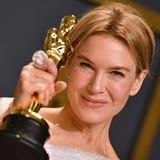 2019 stellt einen Meilenstein in Zellwegers Karriere dar. In der Filmbiografie "Judy" von Rupert Goold spielt sie die Schauspielerin und Sängerin Judy Garland. Für die Rolle befasst sich Zellweger intensivst mit der Vergangenheit des Filmstars, singt sogar zum ersten Mal überhaupt live vor einer Kamera. Ihre Darbietung wird in höchsten Tönen gelobt und als ihr großes Comeback im Schauspiel-Business bezeichnet. 2020 darf sie sich nicht nur über ihren zweiten Oscar freuen, sondern auch über einen Golden Globe, BAFTA Award, SAG-Award, Critics’ Choice Award und Independent Spirit Award. In ihrer Oscar Dankesrede bezeichnet sie die Dreharbeiten für den Film als "eine der speziellsten Kollaborationen und bedeutsamsten Erfahrungen ihres Lebens".