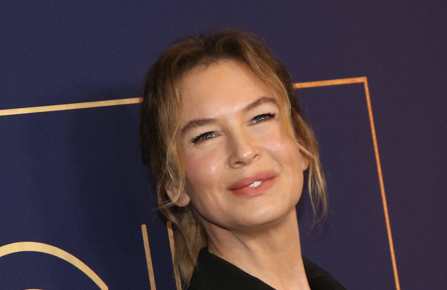 Schauspielerin: Drei Jahre später spielt die damals 52-Jährige dann eine Rolle in der Serie "The Thing About Pam", für die sie Gesichts- und Körperprothesen tragen muss. Ironischerweise steht ab diesem Zeitpunkt auch ihr privater, optischer Wandel im Zentrum des öffentlichen Interesses. Die plötzlich vergrößerten Augen, verschwundenen Schlupflider und voluminösen Lippen machen ihre Fans skeptisch. Auf mehrere Nachfragen erwidert Zellweger aber nichts. Im Interview mit dem "People"-Magazin sagt sie lediglich: "Ich bin froh, dass die Leute denken, dass ich anders aussehe! Ich lebe ein anderes, glücklicheres und erfüllteres Leben. Ich bin begeistert, dass man es mir vielleicht ansieht." Drei Jahre später spielt die damals 52-Jährige dann eine Rolle in der Serie "The Thing About Pam", für die sie Gesichts- und Körperprothesen tragen muss. Ironischerweise steht ab diesem Zeitpunkt auch ihr privater, optischer Wandel im Zentrum des öffentlichen Interesses. Die plötzlich vergrößerten Augen, verschwundenen Schlupflider und voluminösen Lippen machen ihre Fans skeptisch. Auf mehrere Nachfragen erwidert Zellweger aber nichts. Im Interview mit dem "People"-Magazin sagt sie lediglich: "Ich bin froh, dass die Leute denken, dass ich anders aussehe! Ich lebe ein anderes, glücklicheres und erfüllteres Leben. Ich bin begeistert, dass man es mir vielleicht ansieht."