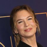 Drei Jahre später spielt die damals 52-Jährige dann eine Rolle in der Serie "The Thing About Pam", für die sie Gesichts- und Körperprothesen tragen muss. Ironischerweise steht ab diesem Zeitpunkt auch ihr privater, optischer Wandel im Zentrum des öffentlichen Interesses. Die plötzlich vergrößerten Augen, verschwundenen Schlupflider und voluminösen Lippen machen ihre Fans skeptisch. Auf mehrere Nachfragen erwidert Zellweger aber nichts. Im Interview mit dem "People"-Magazin sagt sie lediglich: "Ich bin froh, dass die Leute denken, dass ich anders aussehe! Ich lebe ein anderes, glücklicheres und erfüllteres Leben. Ich bin begeistert, dass man es mir vielleicht ansieht."