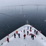 Im dichten Schneetreiben geht es unter der 30 Meter hohen Sortland-Brücke hindurch, um für eine halbe Stunde mittags in Sortland auf den Vesterålen anzulegen.