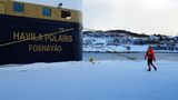 Die Festmacherin hat gerade mit Tauen das Heck des Schiffes am Kai von Stokmarknes auf der Insel Hadseløya gesichert. Hier auf den Vesterålen gründete der Kapitän und Reeder Richard With 1893 das Unternehmen Hurtigruten.