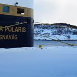 Die Festmacherin hat gerade mit Tauen das Heck des Schiffes am Kai von Stokmarknes auf der Insel Hadseløya gesichert. Hier auf den Vesterålen gründete der Kapitän und Reeder Richard With 1893 das Unternehmen Hurtigruten.