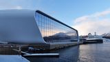 Mehr als 60 Jahre Postschiffgeschichte liegen zwischen der „Havila Polaris“ und dem ausgemusterten Hurtigruten-Schiff im Inneren des großen Glasgebäudes, dem Hurtigrutenmuseum.