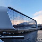 Mehr als 60 Jahre Postschiffgeschichte liegen zwischen der „Havila Polaris“ und dem ausgemusterten Hurtigruten-Schiff im Inneren des großen Glasgebäudes, dem Hurtigrutenmuseum.