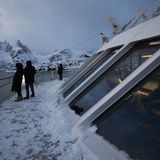 Am Ende des dritten Tages wird es immer winterlicher. Die Decks werden nur teilweise  vom Schnee befreit – hier der Ausguck auf dem Panoramadeck. Das Schiff fährt durch den schmalen Raftsund, die Wasserstraße zwischen Lofoten und Vesterålen. 