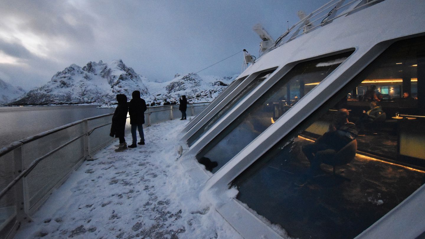 Am Ende des dritten Tages wird es immer winterlicher. Die Decks werden nur teilweise  vom Schnee befreit – hier der Ausguck auf dem Panoramadeck. Das Schiff fährt durch den schmalen Raftsund, die Wasserstraße zwischen Lofoten und Vesterålen. 