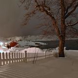 Die zwei Stunden Aufenthalt in Svolvær auf den Lofoten lassen sich für einen Spaziergang auf festem oder besser weichem und weißem Boden durch die Winterlandschaft nutzen, um die Gebäude des Lofotenmuseums zumindest von außen zu sehen.
