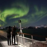 In der Nacht lichtet sich erneut die Wolkendecke, und über mehrere Stunden lautet das natürliche Unterhaltungsprogramm auf Deck 9: Aurora borealis.