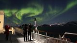 In der Nacht lichtet sich erneut die Wolkendecke, und über mehrere Stunden lautet das natürliche Unterhaltungsprogramm auf Deck 9: Aurora borealis.