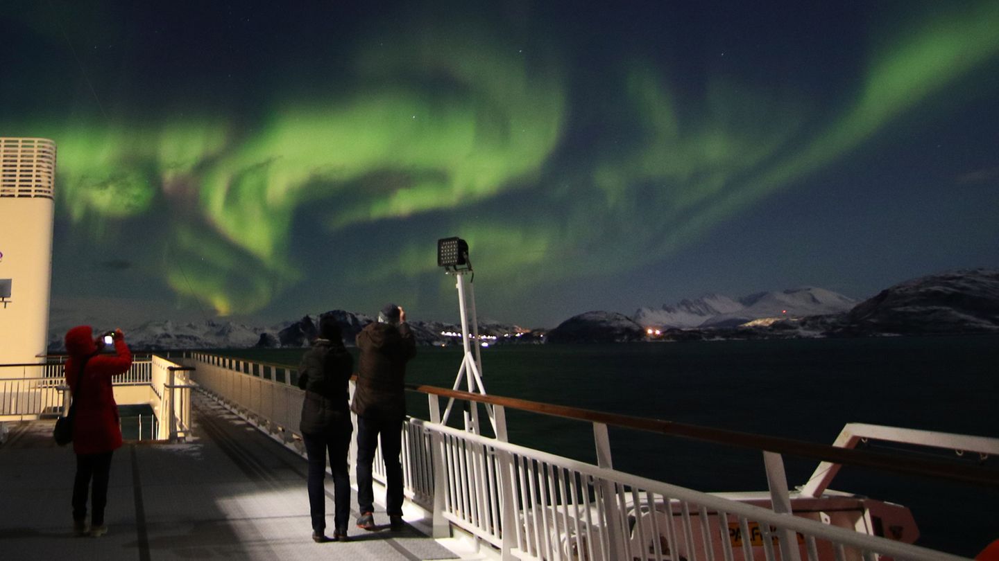 In der Nacht lichtet sich erneut die Wolkendecke, und über mehrere Stunden lautet das natürliche Unterhaltungsprogramm auf Deck 9: Aurora borealis.