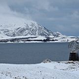 Am Morgen des vierten Reisetages nach Süden ertönt eine Ansage, dass in wenigen Minuten der nördliche Polarkreis überquert wird. Nördlich des Breitengrades 66° 33’ erstrahlt im Sommer die Mitternachtssonne. Auf Steuerbord-Seite markiert in der winterlichen Schwarz-Weiß-Landschaft ein Globus auf der Mini-Insel Vikingen diese symbolische Linie.