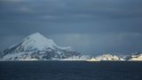 Danach öffnet sich zum ersten Mal auch tagsüber das Meer, die Flanken der Berge werden flacher, die Temperaturen sind nur noch im einstelligen Minusbereich. Im Bild die Fähre, die zwischen der Insel Lovund und Stokkvågen pendelt.
