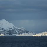 Danach öffnet sich zum ersten Mal auch tagsüber das Meer, die Flanken der Berge werden flacher, die Temperaturen sind nur noch im einstelligen Minusbereich. Im Bild die Fähre, die zwischen der Insel Lovund und Stokkvågen pendelt.