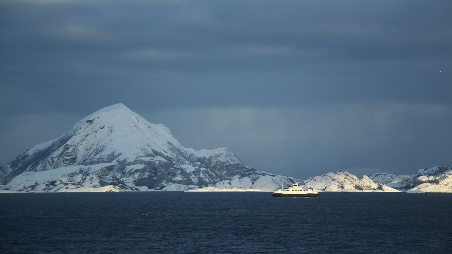 Danach öffnet sich zum ersten Mal auch tagsüber das Meer, die Flanken der Berge werden flacher, die Temperaturen sind nur noch im einstelligen Minusbereich. Im Bild die Fähre, die zwischen der Insel Lovund und Stokkvågen pendelt.