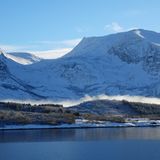 Und wieder ein Wetterwechsel: Genau in dem Moment, als auf Backbord eine der berühmtesten Bergketten des Landes auftaucht, klart der Himmel auf, der Blick auf die Sieben Schwestern wird frei.