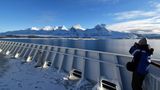 Im Sonnenlicht erstrahlen die sieben Gipfel auf der Insel Asten. Die Schiffe von Havila und Hurtigruten fahren westwärts an den bis zu 1000 Meter hohen Bergspitzen entlang.